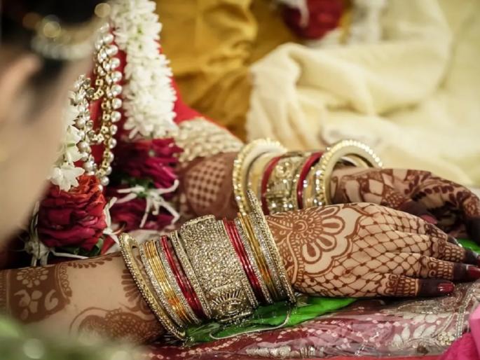 demanding girl give matrimonial ad given to find groom | तरुणीनं स्वत:च्या लग्नासाठी दिली अशी जाहिरात की लोक म्हणाले...हिला नवरा नको, ATM हवंय! demanding girl give matrimonial ad given to find groom | तरुणीनं स्वत:च्या लग्नासाठी दिली अशी जाहिरात की लोक म्हणाले...हिला नवरा नको, ATM हवंय!