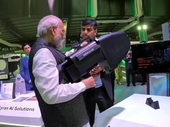 pm narendra modi anti drone gun dronaam | ...जेव्हा PM मोदींनी हाती घेतली अत्याधुनिक गन; शत्रुच्या ड्रोनला क्षणार्धात नेस्तनाबूत करण्याची क्षमता pm narendra modi anti drone gun dronaam | ...जेव्हा PM मोदींनी हाती घेतली अत्याधुनिक गन; शत्रुच्या ड्रोनला क्षणार्धात नेस्तनाबूत करण्याची क्षमता