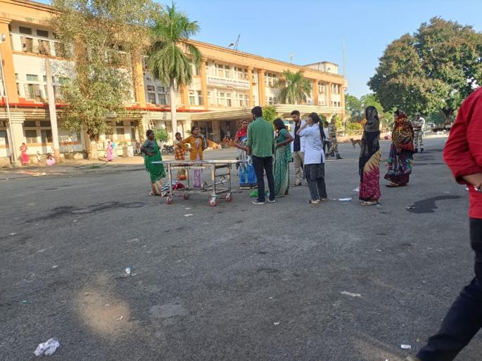 A pregnant woman was kicked out of the ward Open delivery | वार्डातून गर्भवतीला हाकलले, उघड्यावर झाली प्रसूती; यवतमाळमधील धक्कादायक प्रकार! A pregnant woman was kicked out of the ward Open delivery | वार्डातून गर्भवतीला हाकलले, उघड्यावर झाली प्रसूती; यवतमाळमधील धक्कादायक प्रकार!