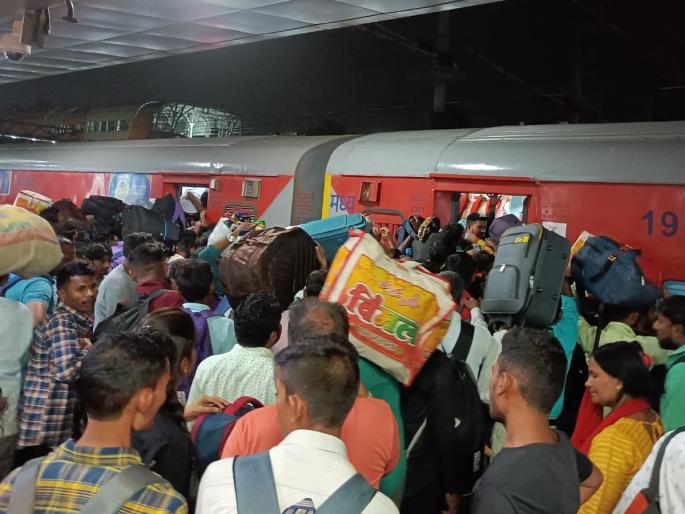 One dies in stampede at Pune railway station Consequences of not expanding trains during Diwali holidays | पुणे रेल्वे स्थानकावर चेंगरा चेंगरीत एकाचा मृत्यू; दिवाळी सुट्टीत गाड्या न वाढविल्याचा परिणाम One dies in stampede at Pune railway station Consequences of not expanding trains during Diwali holidays | पुणे रेल्वे स्थानकावर चेंगरा चेंगरीत एकाचा मृत्यू; दिवाळी सुट्टीत गाड्या न वाढविल्याचा परिणाम
