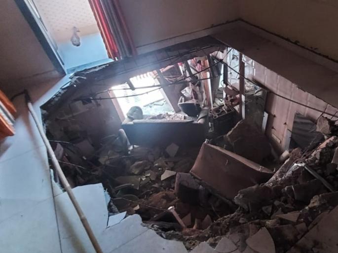 A slab of a flat on the first floor of a building in Kalwa collapsed injuring three | कळव्यातील इमारतीच्या पहिल्या मजल्यावरील सदनिकेचा स्लॅब कोसळला, तिघे जखमी A slab of a flat on the first floor of a building in Kalwa collapsed injuring three | कळव्यातील इमारतीच्या पहिल्या मजल्यावरील सदनिकेचा स्लॅब कोसळला, तिघे जखमी