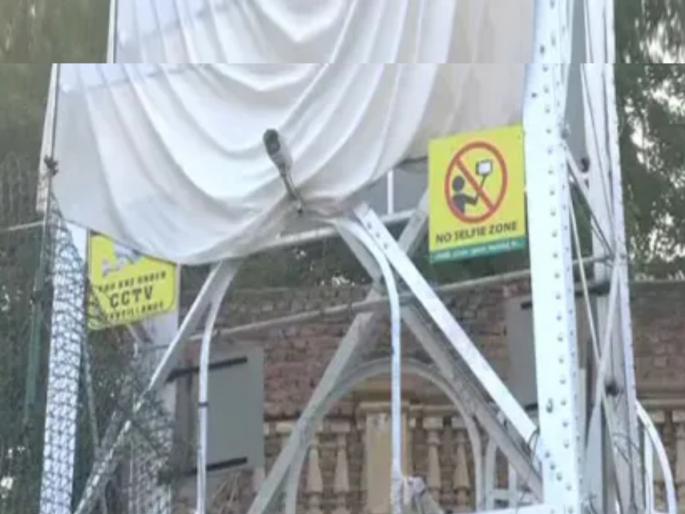 the name of the company that repaired the bridge was covered before the visit of pm modi | मोरबी दुर्घटना: PM मोदींच्या दौऱ्याआधी पुलाची दुरुस्ती करणाऱ्या कंपनीचं नाव झाकलं! the name of the company that repaired the bridge was covered before the visit of pm modi | मोरबी दुर्घटना: PM मोदींच्या दौऱ्याआधी पुलाची दुरुस्ती करणाऱ्या कंपनीचं नाव झाकलं!