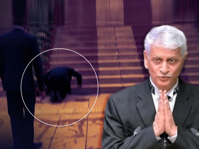 Chief Justice Lalit bowed down on the steps of the court | सरन्यायाधीश उदय लळीत न्यायालयाच्या पायऱ्यांवर झाले नतमस्तक! ७४ दिवसांत १० हजार खटले काढले निकाली Chief Justice Lalit bowed down on the steps of the court | सरन्यायाधीश उदय लळीत न्यायालयाच्या पायऱ्यांवर झाले नतमस्तक! ७४ दिवसांत १० हजार खटले काढले निकाली