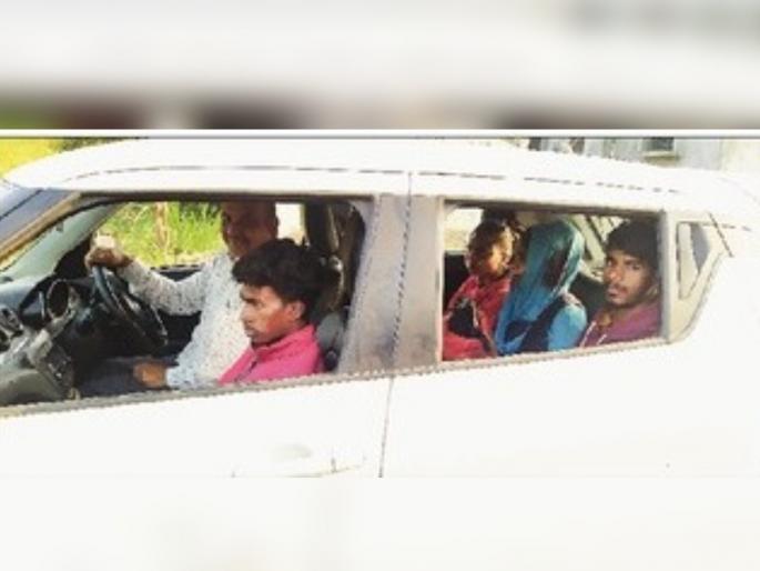 Luxury car comes for laborers too Achche Din to Orchard Laborers | मजुरांसाठीही येते आलिशान कार! फळबाग काम करणाऱ्या मजुरांना ‘अच्छे दिन’ Luxury car comes for laborers too Achche Din to Orchard Laborers | मजुरांसाठीही येते आलिशान कार! फळबाग काम करणाऱ्या मजुरांना ‘अच्छे दिन’