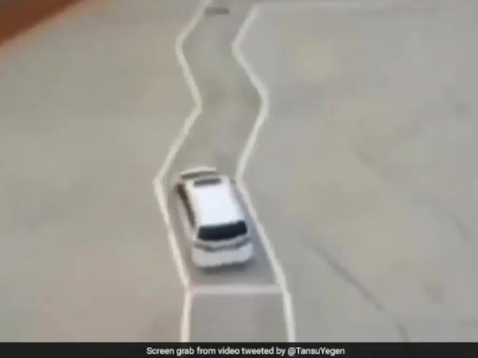 Afraid of driving license test Due to the rules in China this video of the test went viral | ड्रायव्हिंग लायसन्स परीक्षेला घाबरता? चीनमधील नियमांमुळे हाेईल ‘थरथर’, टेस्टचा व्हिडीओ झाला व्हायरल Afraid of driving license test Due to the rules in China this video of the test went viral | ड्रायव्हिंग लायसन्स परीक्षेला घाबरता? चीनमधील नियमांमुळे हाेईल ‘थरथर’, टेस्टचा व्हिडीओ झाला व्हायरल