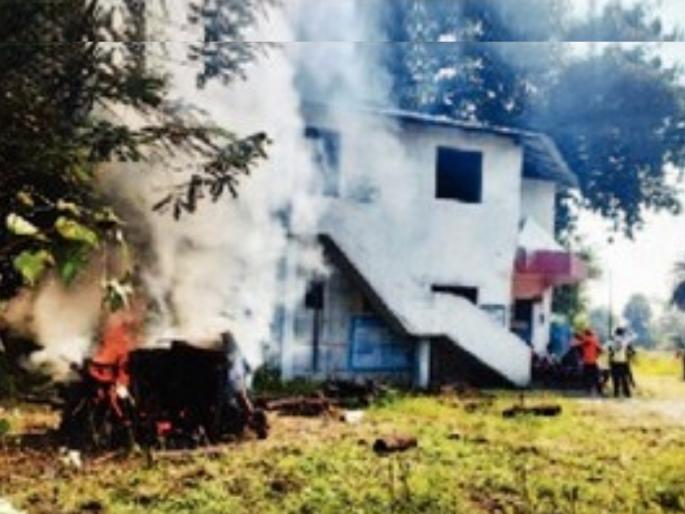 Funeral performed in front of Gram Panchayat encroachment on cemetery road | ग्रामपंचायतीसमोरच केले अंत्यसंस्कार, स्मशानभूमीच्या रस्त्यावर अतिक्रमण Funeral performed in front of Gram Panchayat encroachment on cemetery road | ग्रामपंचायतीसमोरच केले अंत्यसंस्कार, स्मशानभूमीच्या रस्त्यावर अतिक्रमण