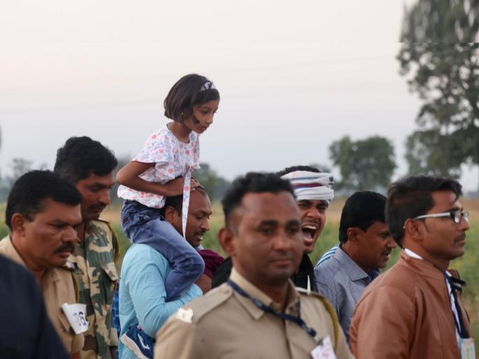 7 year old Shashwati asked Rahul Gandhi Dont your legs hurt | ७ वर्षीय शाश्वतीने राहुल गांधींना विचारलं...'तुमचे पाय नाहीत का दुखत?, राहुल म्हणाले... 7 year old Shashwati asked Rahul Gandhi Dont your legs hurt | ७ वर्षीय शाश्वतीने राहुल गांधींना विचारलं...'तुमचे पाय नाहीत का दुखत?, राहुल म्हणाले...