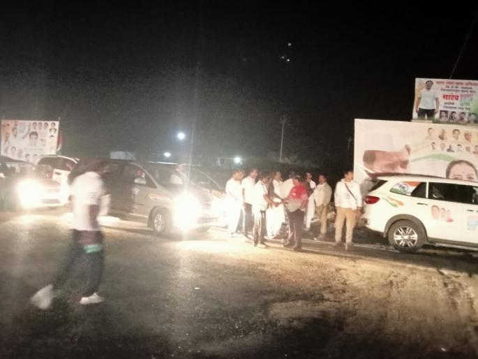 Line of vehicles for Balapur Tea Point from early morning, Congress leaders in Buldhana district protest. | बाळापूर टि पाईंन्टसाठी पहाटेपासूनच वाहनांची रिघ, बुलढाणा जिल्ह्यातील काँग्रेसच्या नेत्यांची मांदियाळी Line of vehicles for Balapur Tea Point from early morning, Congress leaders in Buldhana district protest. | बाळापूर टि पाईंन्टसाठी पहाटेपासूनच वाहनांची रिघ, बुलढाणा जिल्ह्यातील काँग्रेसच्या नेत्यांची मांदियाळी