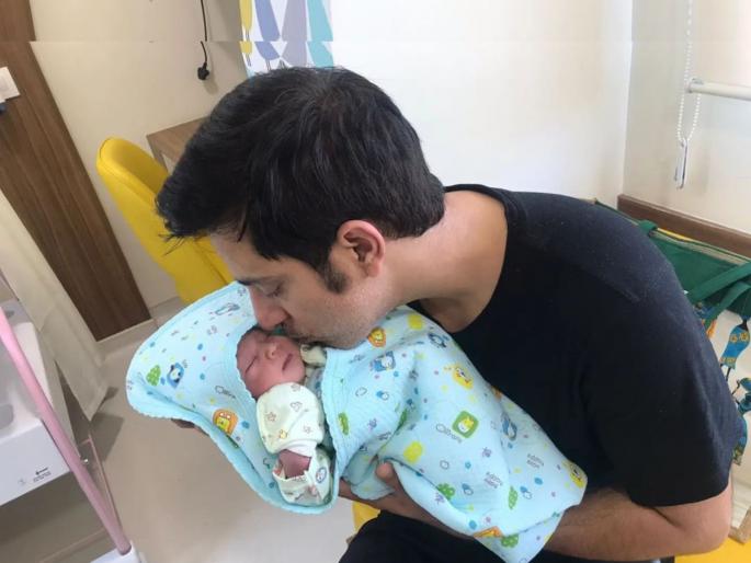iitian quit his job for his newborn baby girl said it is promotion to fatherhood | 'बाप'माणूस! लेकीला सांभाळण्यासाठी वडिलांनी सोडली 'व्हाइस प्रेसिडेंट'ची नोकरी, लाखो रुपये होता पगार iitian quit his job for his newborn baby girl said it is promotion to fatherhood | 'बाप'माणूस! लेकीला सांभाळण्यासाठी वडिलांनी सोडली 'व्हाइस प्रेसिडेंट'ची नोकरी, लाखो रुपये होता पगार