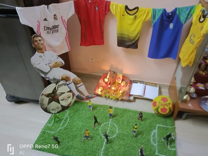 Satwai also wrote in the fate of a small child Pachavila Pujlai Football | ...आणि सटवाईने पण लहान लेकराच्या भाग्यात लिहिलं 'पाचवीला पुजलाय फुटबॉल'!! Satwai also wrote in the fate of a small child Pachavila Pujlai Football | ...आणि सटवाईने पण लहान लेकराच्या भाग्यात लिहिलं 'पाचवीला पुजलाय फुटबॉल'!!