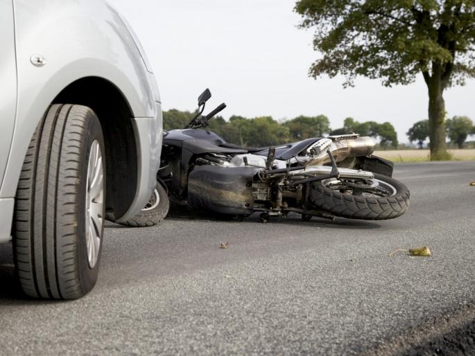 aligarh news accident after death dog kept scratching the dead body police did not reach | अपघातात मृत्यू...कुत्रे लचके तोडत राहिले, पोलीस पोहोचलेच नाहीत, व्हिडिओ रेकॉर्ड करणारे लटकणार!