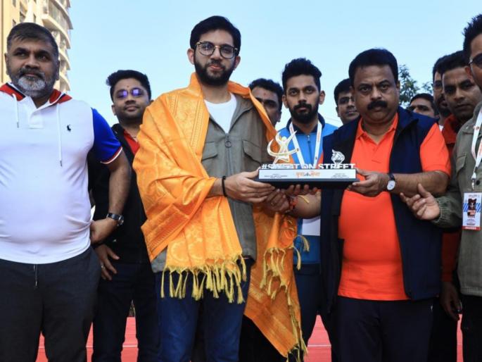Aditya Thackeray once again experienced the art of children on a traffic-free road | आदित्य ठाकरे यांनी पुन्हा एकदा अनुभवली रहदारीमुक्त रस्त्यावर चिमुरड्यांची कला Aditya Thackeray once again experienced the art of children on a traffic-free road | आदित्य ठाकरे यांनी पुन्हा एकदा अनुभवली रहदारीमुक्त रस्त्यावर चिमुरड्यांची कला