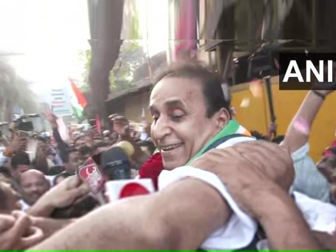 Former Maharashtra Home Minister Anil Deshmukh is released from Arthur road jail in Mumbai | १३ महिने २६ दिवसांनी अनिल देशमुख तुरुंगाबाहेर, राष्ट्रवादीचे पाच बडे नेते स्वागताला; कार्यकर्त्यांनी उचलून घेतलं! Former Maharashtra Home Minister Anil Deshmukh is released from Arthur road jail in Mumbai | १३ महिने २६ दिवसांनी अनिल देशमुख तुरुंगाबाहेर, राष्ट्रवादीचे पाच बडे नेते स्वागताला; कार्यकर्त्यांनी उचलून घेतलं!