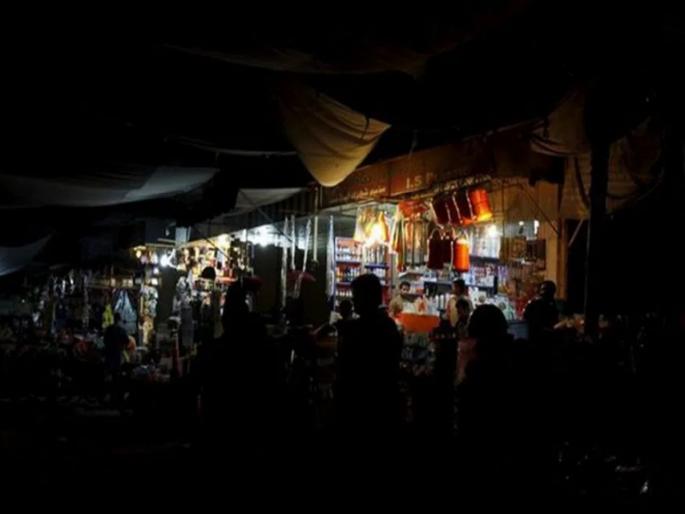 pakistan economic crisis markets restaurants and wedding halls to close early government staff told to work from home | पाकिस्तानमध्ये आर्थिक 'अंधार'! बाजार, रेस्टॉरंट्स लवकर बंद; सरकारी कर्मचाऱ्यांवर 'वर्क फ्रॉम होम'ची वेळ pakistan economic crisis markets restaurants and wedding halls to close early government staff told to work from home | पाकिस्तानमध्ये आर्थिक 'अंधार'! बाजार, रेस्टॉरंट्स लवकर बंद; सरकारी कर्मचाऱ्यांवर 'वर्क फ्रॉम होम'ची वेळ