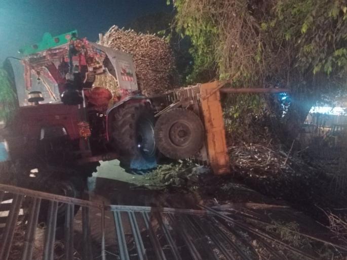 Another sugarcane tractor overturns near railway bridge, traffic jam; Fortunately, there was no loss of life | रेल्वे पुलाजवळ आणखी एक ऊसाचा ट्रक्टर उलटला, वाहतुकीची कोंडी; सुदैवाने जीवितहानी टळली Another sugarcane tractor overturns near railway bridge, traffic jam; Fortunately, there was no loss of life | रेल्वे पुलाजवळ आणखी एक ऊसाचा ट्रक्टर उलटला, वाहतुकीची कोंडी; सुदैवाने जीवितहानी टळली