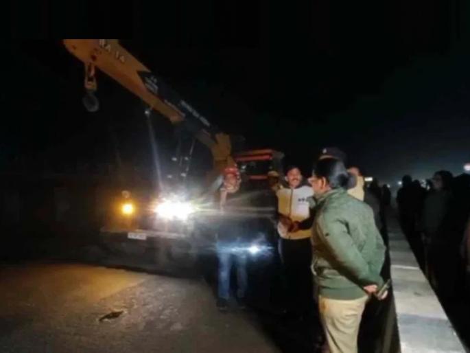 uttar pradesh banda news woman died after truck dragged with scooty for 3km | स्कूटरवरुन जाणाऱ्या महिला शिक्षिकेला डम्परची धडक, ३ किमी फरफटत नेलं; डम्परला आग; जळून मृत्यू! uttar pradesh banda news woman died after truck dragged with scooty for 3km | स्कूटरवरुन जाणाऱ्या महिला शिक्षिकेला डम्परची धडक, ३ किमी फरफटत नेलं; डम्परला आग; जळून मृत्यू!