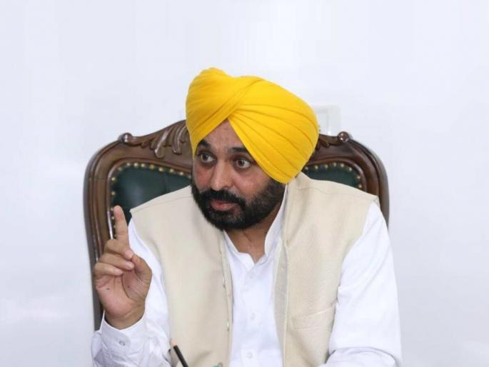 tension has increased between the government and the bureaucracy in punjab | "२ वाजेपर्यंत ऑफीसमध्ये पोहोचा नाहीतर...", CM भगवंत मान यांची अधिकाऱ्यांना वॉर्निंग! नेमकं घडलं काय वाचा... tension has increased between the government and the bureaucracy in punjab | "२ वाजेपर्यंत ऑफीसमध्ये पोहोचा नाहीतर...", CM भगवंत मान यांची अधिकाऱ्यांना वॉर्निंग! नेमकं घडलं काय वाचा...
