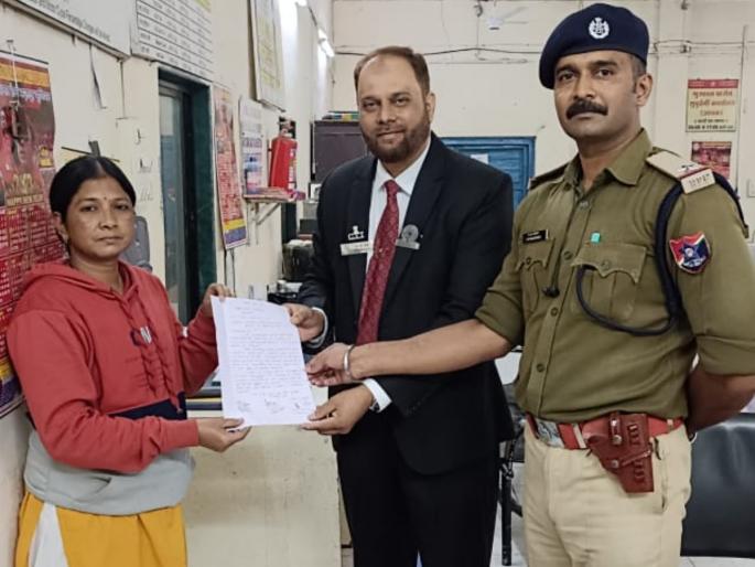 Two lakh gold ornaments found during ticket inspection Deposited at the police station | तिकिट तपासणी करताना सापडले दोन लाखांचे सोन्याचे दागिने; पोलीस ठाण्यात केले जमा Two lakh gold ornaments found during ticket inspection Deposited at the police station | तिकिट तपासणी करताना सापडले दोन लाखांचे सोन्याचे दागिने; पोलीस ठाण्यात केले जमा