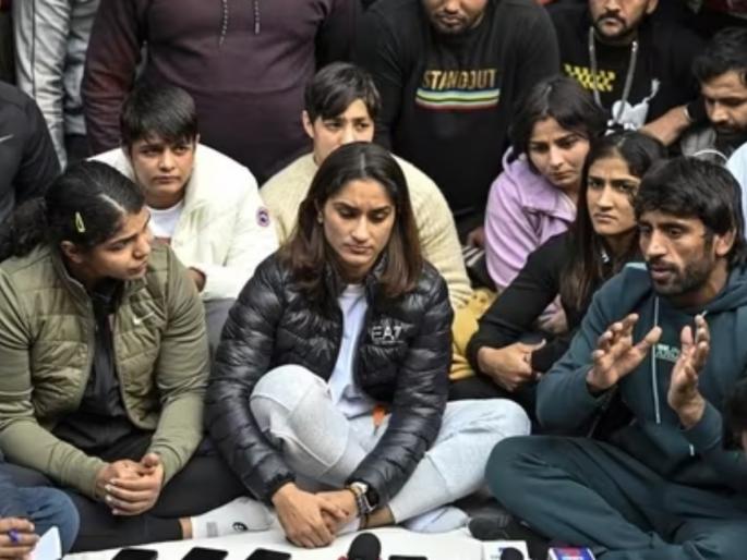 Wrestlers protest against WFI chief called off What happened in three days | खेळाडू मुलींच्या अब्रूशी हे कसले खेळ? Wrestlers protest against WFI chief called off What happened in three days | खेळाडू मुलींच्या अब्रूशी हे कसले खेळ?