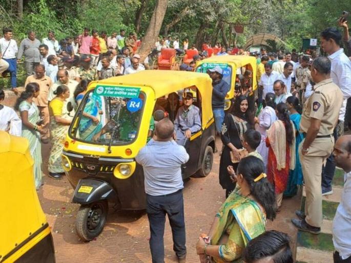 Matherankar said in a chorus that we need e-rickshaw Communication made by the team of Tis | माथेरानकरांनी एका सुरात सांगितले ई-रिक्षा हवीच! ‘टिस’च्या पथकाने साधला संवाद Matherankar said in a chorus that we need e-rickshaw Communication made by the team of Tis | माथेरानकरांनी एका सुरात सांगितले ई-रिक्षा हवीच! ‘टिस’च्या पथकाने साधला संवाद