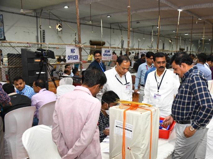 Counting of votes for Nashik Graduate Constituency election has started | नाशिक पदवीधर मतदारसंघ निवडणूकीच्या मतमोजणीस सुरुवात Counting of votes for Nashik Graduate Constituency election has started | नाशिक पदवीधर मतदारसंघ निवडणूकीच्या मतमोजणीस सुरुवात