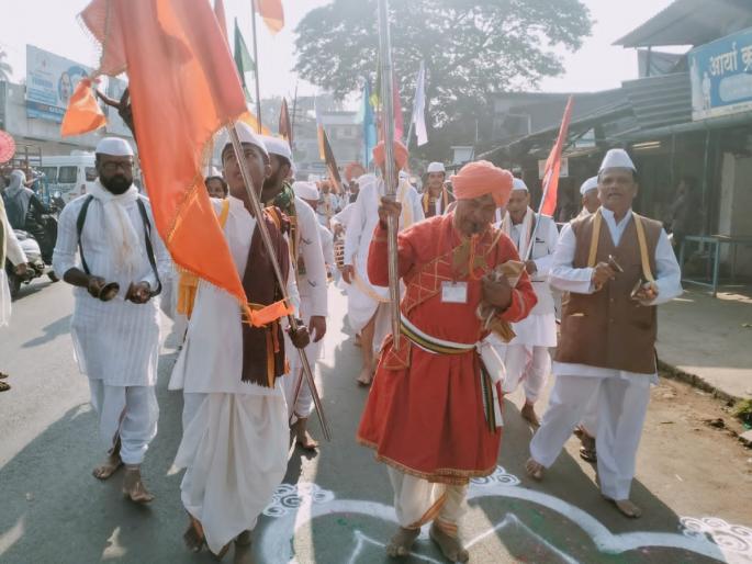 The procession of the Folk Art Festival made Chiplun roar | लोककला महोत्सवाच्या शोभायात्रेने अवघे चिपळूण दुमदुमले The procession of the Folk Art Festival made Chiplun roar | लोककला महोत्सवाच्या शोभायात्रेने अवघे चिपळूण दुमदुमले