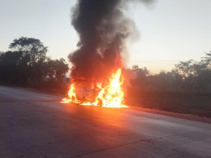 Thriller of burning car near Bhadgaon, Navardev from Amravati survived | भडगावनजीक बर्निंग कारचा थरार, अमरावती येथील नवरदेव बचावला Thriller of burning car near Bhadgaon, Navardev from Amravati survived | भडगावनजीक बर्निंग कारचा थरार, अमरावती येथील नवरदेव बचावला