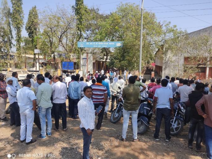 Raymond's movement caught in the thread of power struggle; 10 under arrest | सत्तासंघर्षाच्या धाग्यात अडकले ‘रेमण्ड’चे आंदोलन; १० अटकेत Raymond's movement caught in the thread of power struggle; 10 under arrest | सत्तासंघर्षाच्या धाग्यात अडकले ‘रेमण्ड’चे आंदोलन; १० अटकेत