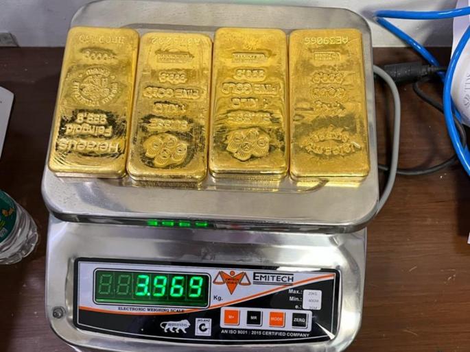 customs team recovered gold worth rs 2 crore at delhi airport | विमानाच्या टॉयलेटजवळ सापडलं तब्बल २ कोटी किमतीचं सोनं, कस्टम अधिकारी पाहातच बसले!