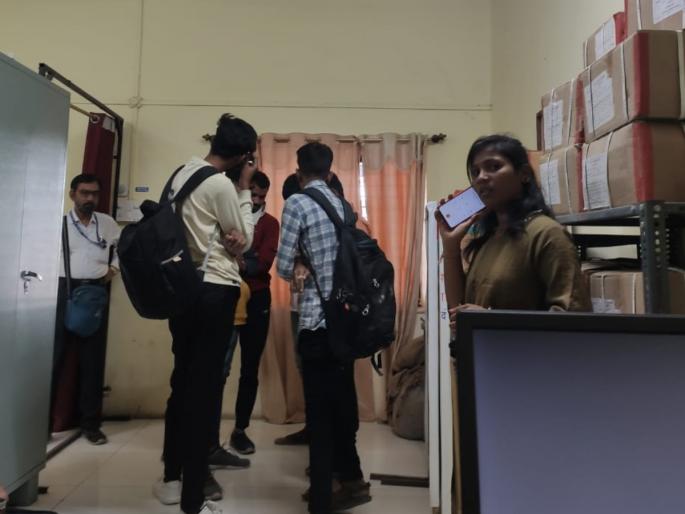 bump off free passengers; 28 thousand recovered in special campaign | फुकट्या प्रवाशांना दणका; विशेष मोहिमेत २८ हजार वसूल bump off free passengers; 28 thousand recovered in special campaign | फुकट्या प्रवाशांना दणका; विशेष मोहिमेत २८ हजार वसूल