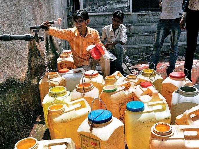 Pay and buy water Water shortage in Mumbai including Koliwada citizens are suffering | पैसे द्या, पाणी विकत घ्या! कोळीवाड्यांसह मुंबईत पाणीबाणी, नागरिकांची सुरू आहे वणवण Pay and buy water Water shortage in Mumbai including Koliwada citizens are suffering | पैसे द्या, पाणी विकत घ्या! कोळीवाड्यांसह मुंबईत पाणीबाणी, नागरिकांची सुरू आहे वणवण