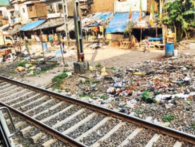 Residents of Chembur Govandi cross the railway line | चेंबूर, गोवंडीमधील रहिवासी जीव मुठीत धरून ओलांडतात रेल्वे मार्ग Residents of Chembur Govandi cross the railway line | चेंबूर, गोवंडीमधील रहिवासी जीव मुठीत धरून ओलांडतात रेल्वे मार्ग