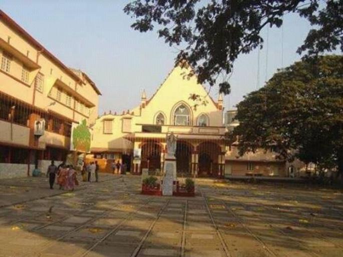 Students out of class for four months due to non payment of fees at St. Mary's High School in Santa Cruz | फी न भरल्याने विद्यार्थी चार महिने वर्गाबाहेर! सांताक्रुझच्या सेंट मेरी हायस्कूलमधील प्रकार Students out of class for four months due to non payment of fees at St. Mary's High School in Santa Cruz | फी न भरल्याने विद्यार्थी चार महिने वर्गाबाहेर! सांताक्रुझच्या सेंट मेरी हायस्कूलमधील प्रकार