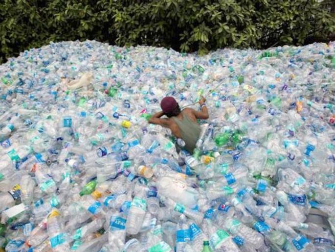 Time to sell confiscated plastic The plan of the municipality to make buckets and benches failed | जप्त प्लास्टीक विकण्याची वेळ! बाकडे, बेंच बनविण्याची पालिकेची योजना बारगळली Time to sell confiscated plastic The plan of the municipality to make buckets and benches failed | जप्त प्लास्टीक विकण्याची वेळ! बाकडे, बेंच बनविण्याची पालिकेची योजना बारगळली