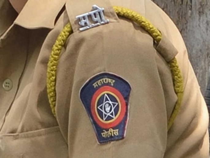 Cigarettes were sold in police uniform | पोलिसांच्या गणवेशात विकत होता सिगारेट! Cigarettes were sold in police uniform | पोलिसांच्या गणवेशात विकत होता सिगारेट!