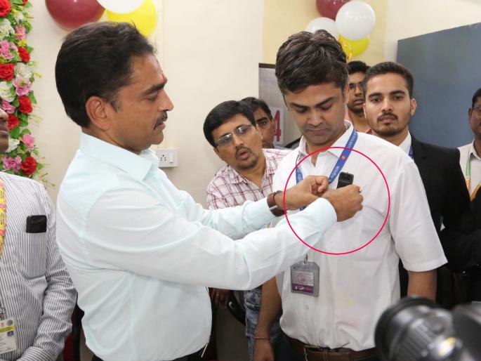 Cameras on the coat of railway TC Watch the video | रेल्वे टीसीच्या कोटवर कॅमेरे, आता टीसीशी हुज्जत घालणे पडणार महागात! पाहा Video Cameras on the coat of railway TC Watch the video | रेल्वे टीसीच्या कोटवर कॅमेरे, आता टीसीशी हुज्जत घालणे पडणार महागात! पाहा Video