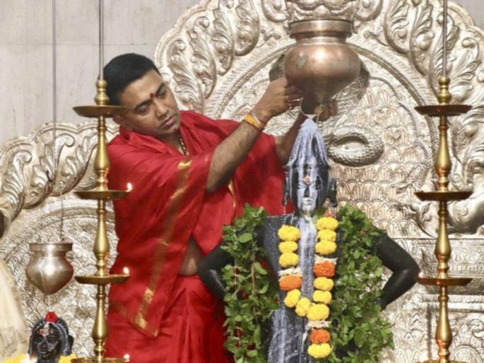 Ashadhi Ekadashi 2023: Why is Lord unarmed as 'Panduranga' running to protect devotees? Find out! | Ashadhi Ekadashi 2023: भक्तांच्या रक्षणार्थ धावणारा भगवंत 'पांडुरंग' रूपात नि:शस्त्र का? जाणून घ्या! Ashadhi Ekadashi 2023: Why is Lord unarmed as 'Panduranga' running to protect devotees? Find out! | Ashadhi Ekadashi 2023: भक्तांच्या रक्षणार्थ धावणारा भगवंत 'पांडुरंग' रूपात नि:शस्त्र का? जाणून घ्या!