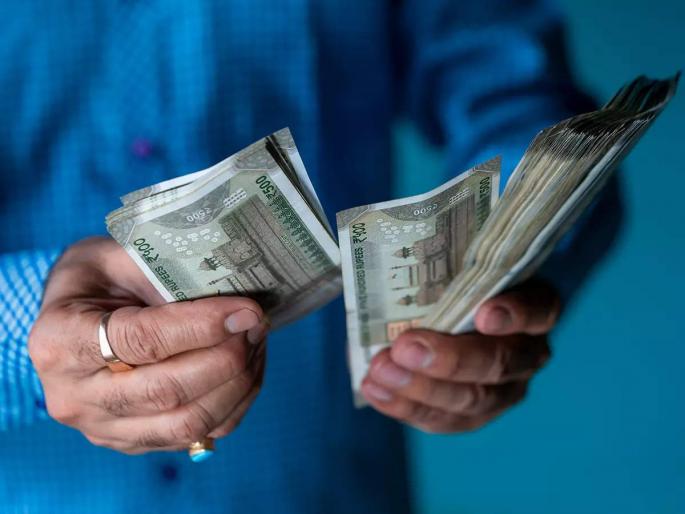 The bank employee turned out to be a thief he stole from the locker 47 lakhs stolen from customers locker | बँक कर्मचारीच निघाला चक्क चोर, लॉकरवरच डल्ला; ग्राहकाच्या लॉकरमधून ४७ लाखांची चोरी The bank employee turned out to be a thief he stole from the locker 47 lakhs stolen from customers locker | बँक कर्मचारीच निघाला चक्क चोर, लॉकरवरच डल्ला; ग्राहकाच्या लॉकरमधून ४७ लाखांची चोरी