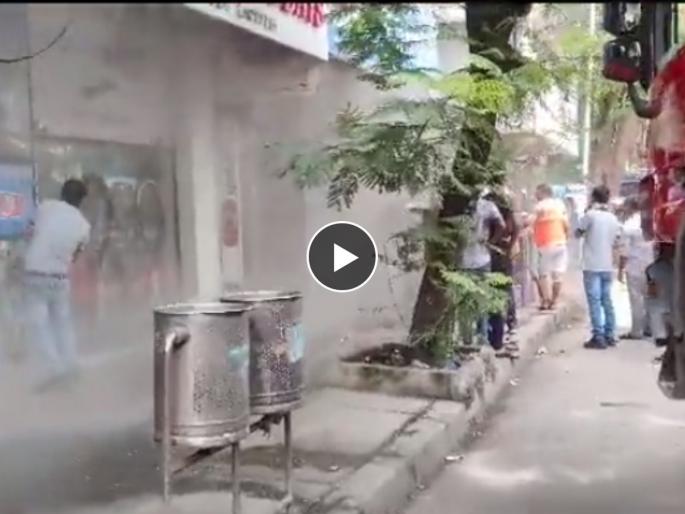 Fire in Chaman Chamber near Metro Cinema in Mumbai | मुंबईत मेट्रो सिनेमाजवळील चमन चेंबरमध्ये आग Fire in Chaman Chamber near Metro Cinema in Mumbai | मुंबईत मेट्रो सिनेमाजवळील चमन चेंबरमध्ये आग