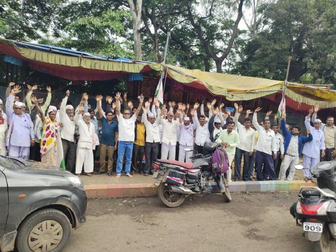 Warn of march against banks if they don't stop seizing and auctioning land | जमिनी जप्त करून लिलाव करणे न थांबवल्यास बँकांवर मोर्चा काढण्याचा इशारा Warn of march against banks if they don't stop seizing and auctioning land | जमिनी जप्त करून लिलाव करणे न थांबवल्यास बँकांवर मोर्चा काढण्याचा इशारा