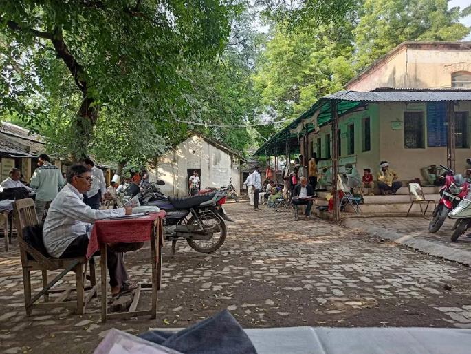 Now Talatha has to give the schedule of his presence to the Gram Panchayat | राज्यातील तलाठ्यांना आता ग्रामपंचायतीला द्यावे लागणार त्यांच्या उपस्थितीचे वेळापत्रक Now Talatha has to give the schedule of his presence to the Gram Panchayat | राज्यातील तलाठ्यांना आता ग्रामपंचायतीला द्यावे लागणार त्यांच्या उपस्थितीचे वेळापत्रक