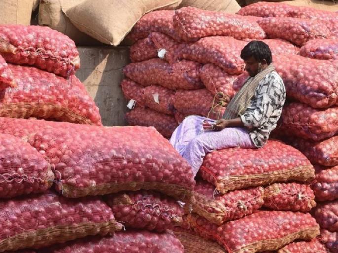 Farmers angry over 40% export duty on onion, Rahuru protests | कांद्यावरील ४०% निर्यात शुल्कामुळे शेतकरी संतप्त, राहुरीत तीव्र आंदोलन Farmers angry over 40% export duty on onion, Rahuru protests | कांद्यावरील ४०% निर्यात शुल्कामुळे शेतकरी संतप्त, राहुरीत तीव्र आंदोलन
