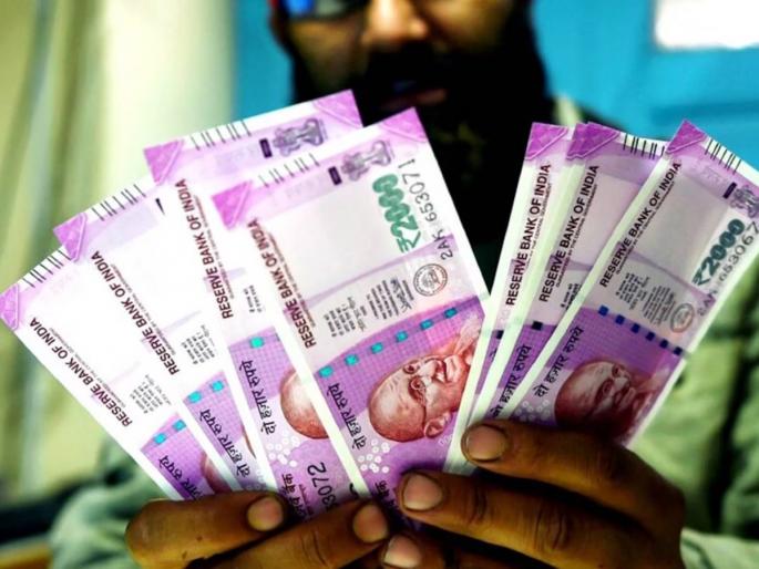 Passengers in Mumbai do not have 2000 notes | मुंबईतील प्रवाशांकडे नाही दोन हजारांची नोट Passengers in Mumbai do not have 2000 notes | मुंबईतील प्रवाशांकडे नाही दोन हजारांची नोट