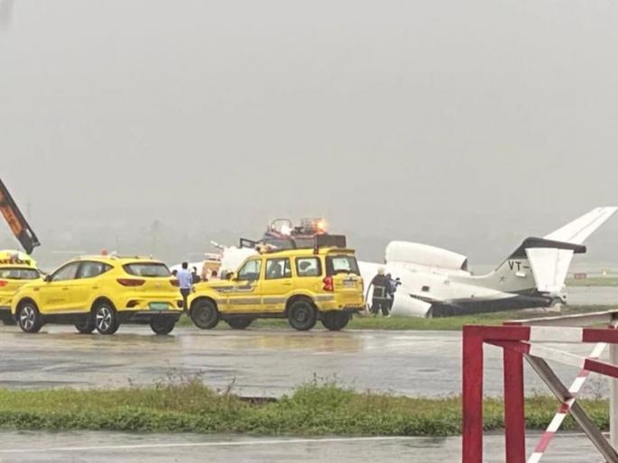 A private plane crashed at the Mumbai airport it literally broke into two pieces! | BREAKING: मुंबई विमानतळावर खासगी विमान कोसळले, अक्षरश: दोन तुकडेच झाले! A private plane crashed at the Mumbai airport it literally broke into two pieces! | BREAKING: मुंबई विमानतळावर खासगी विमान कोसळले, अक्षरश: दोन तुकडेच झाले!
