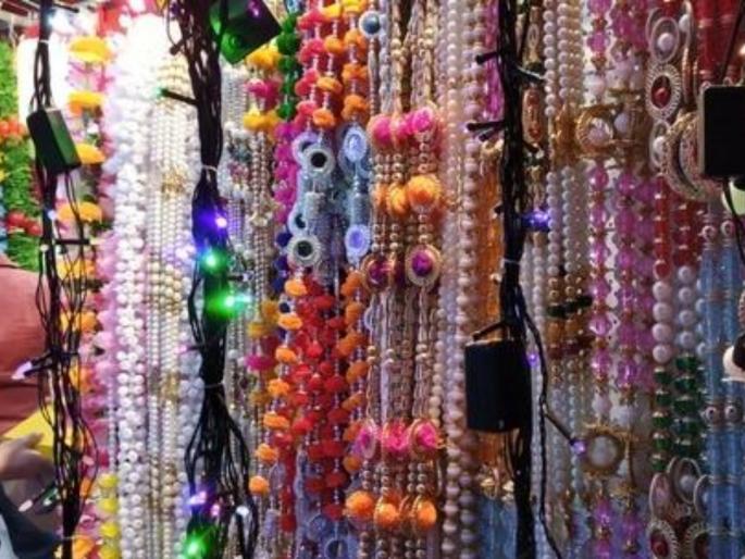 Despite the slow rate of inflation, the hands are loose in the celebration; 30 percent increase in decorative materials | महागाईचे सावट तरीही उत्सवात मात्र हात सैल; सजावटीच्या साहित्यात ३० टक्क्यांनी वाढ Despite the slow rate of inflation, the hands are loose in the celebration; 30 percent increase in decorative materials | महागाईचे सावट तरीही उत्सवात मात्र हात सैल; सजावटीच्या साहित्यात ३० टक्क्यांनी वाढ