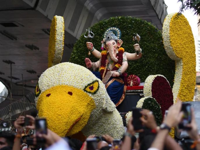 Mumbai Abhudayanagarcha raja mandal helping hand to needy students | अभ्युदयनगरमध्ये विराजमान होतो ‘मुंबईचा रथाधीश’; गरजू विद्यार्थ्यांना मंडळाचा मदतीचा हात Mumbai Abhudayanagarcha raja mandal helping hand to needy students | अभ्युदयनगरमध्ये विराजमान होतो ‘मुंबईचा रथाधीश’; गरजू विद्यार्थ्यांना मंडळाचा मदतीचा हात