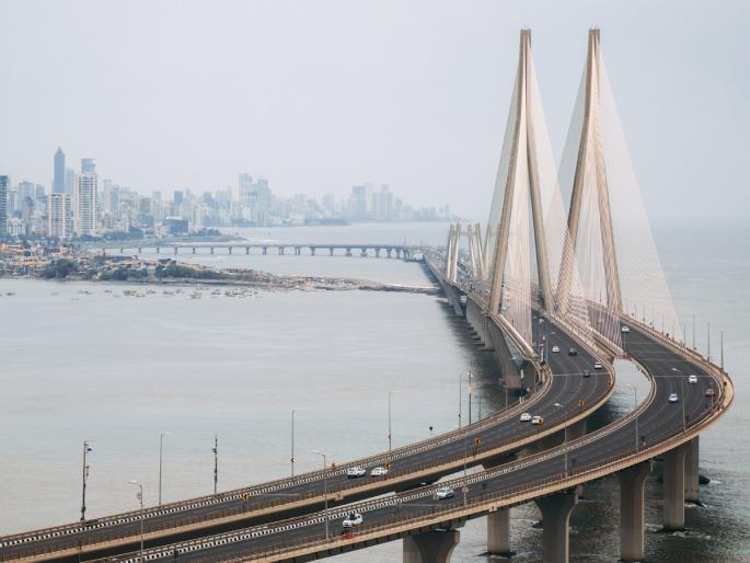 Young man jumps into sea from sea Link police search underway | सी-लिंकवरुन तरुणाची समुद्रात उडी, पोलिसांकडून शोध सुरू Young man jumps into sea from sea Link police search underway | सी-लिंकवरुन तरुणाची समुद्रात उडी, पोलिसांकडून शोध सुरू