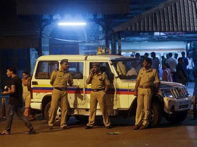 Mumbai Businessman Assaulted Held Hostage In His House Rs 55 Lakh Looted | मुंबईत व्यावसायिकाला त्याच्याच घरात कोंडलं, बेदम मारहाण अन् ५५ लाख लुटले! Mumbai Businessman Assaulted Held Hostage In His House Rs 55 Lakh Looted | मुंबईत व्यावसायिकाला त्याच्याच घरात कोंडलं, बेदम मारहाण अन् ५५ लाख लुटले!