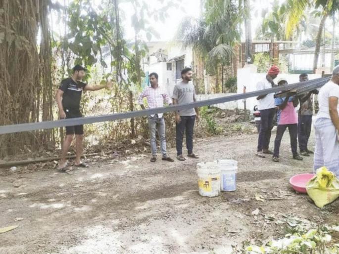 dilapidated electric poles in sogaon replaced success to the demand of former deputy sarpanch wasim kur | सोगावमधील जीर्ण विद्युत खांब बदलले; माजी उपसरपंच वसीम कुर यांच्या मागणीला यश dilapidated electric poles in sogaon replaced success to the demand of former deputy sarpanch wasim kur | सोगावमधील जीर्ण विद्युत खांब बदलले; माजी उपसरपंच वसीम कुर यांच्या मागणीला यश