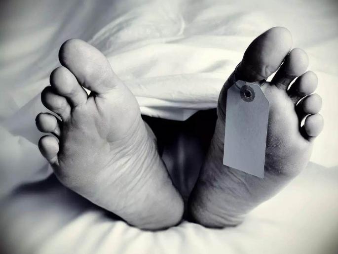 in solapur an old hotel worker poured petrol on his body and set it on fire incident | हॉटेल कामगार वृद्धानं पेट्रोल अंगावर ओतून पेटवून घेतलं; कुरुल येथील घटना in solapur an old hotel worker poured petrol on his body and set it on fire incident | हॉटेल कामगार वृद्धानं पेट्रोल अंगावर ओतून पेटवून घेतलं; कुरुल येथील घटना